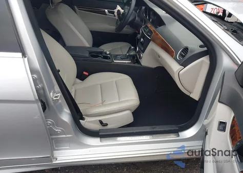 2013 Mercedes-Benz C 250 Sport z USA, uszkodzony, nr VIN WDDGF4HB5DR296358